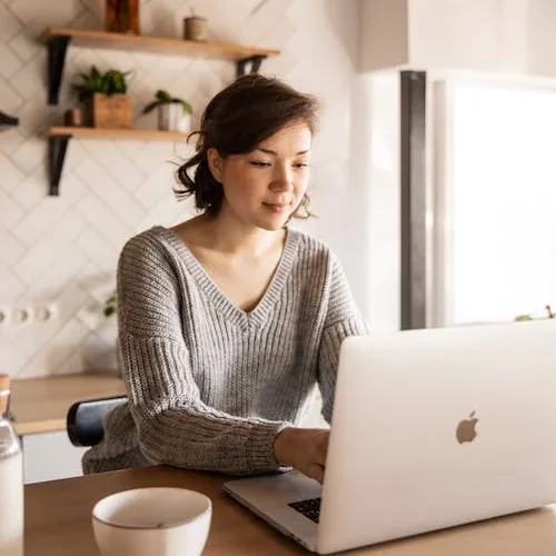 make it easy for your visitors to connect with you over call and whatsapp with a single click