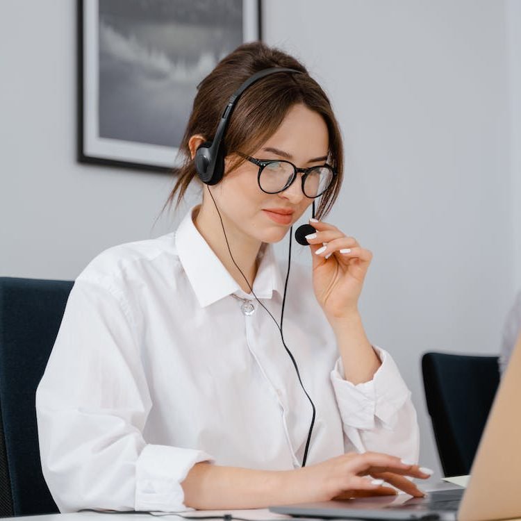 connect with your visitors and solve their queries instantly with live chat